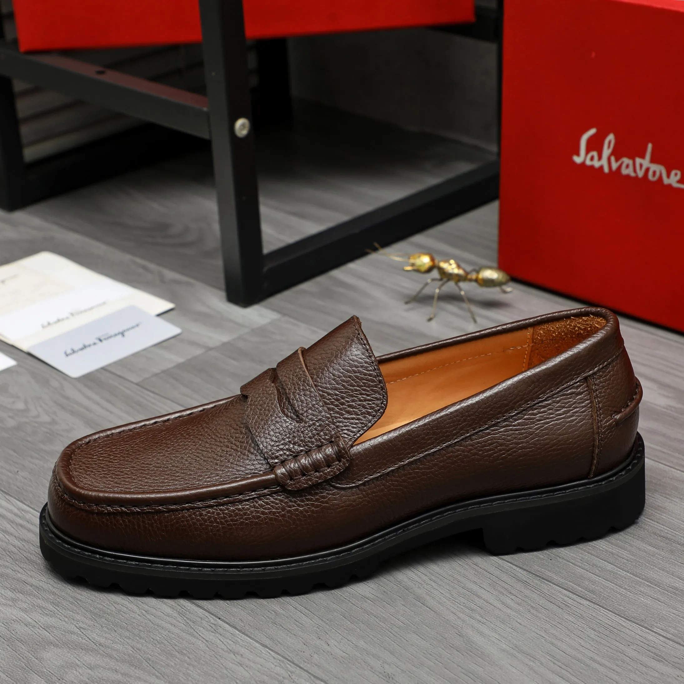 Men's shoes 💰442 Product trademark: Ferragamo "Ferragamo" business formal leather shoes Regular size: 38-46 (45.46 is custom-made and non-returnable) Product materials: Selected small pebbled cowhide upper, cowhide lining, non-slip rubber outsole